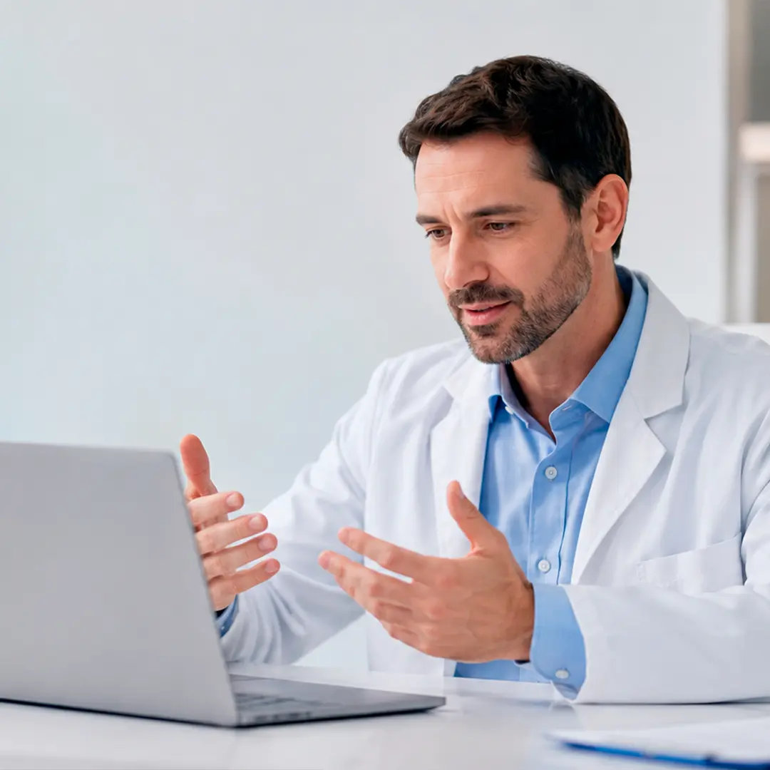 Médico realizando atendimento online pela Lume